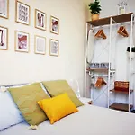 Appartamento Sunny Flat 50 Meters From The Metro Milano