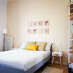 Appartamento Sunny Flat 50 Meters From The Metro *