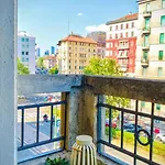 Appartamento Sunny Flat 50 Meters From The Metro Milano