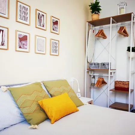 Appartement Sunny Flat 50 Meters From The Metro Milaan